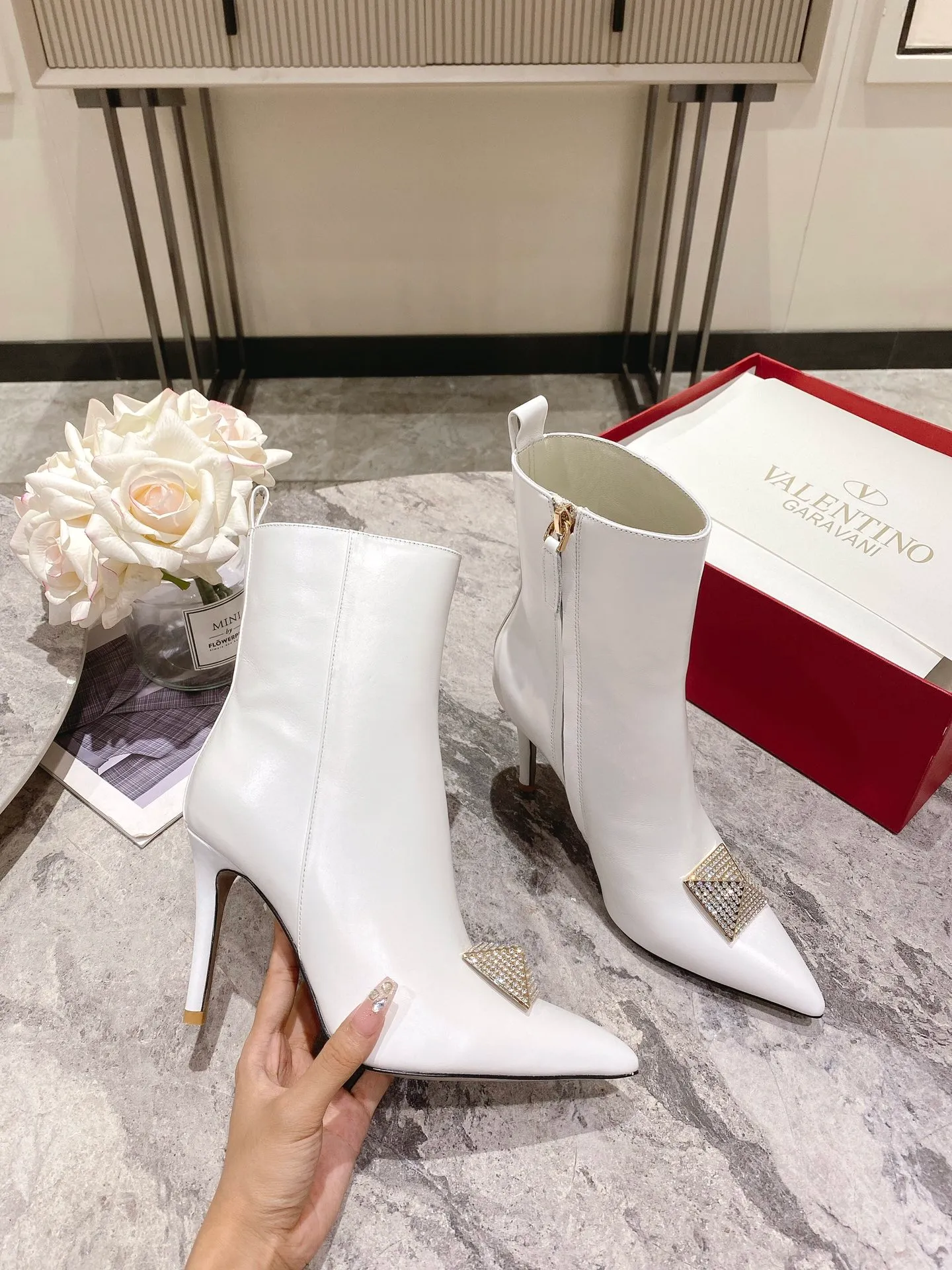 👟👟Ex-factory price 540👟👟 Genuine leather sole +40 [Valentino] Valentino autumn and winter fashion women's boots: comfortable and versatile, making your legs look longer! Fabric: Imported first-layer cowhide ⚡With inner zipper version ⚡The lining and feet are all high-end sheepskin! Outsole: There are two options: non-slip and wear-resistant rubber outsole and Italian leather outsole ~ equipped with Warren's [Pyramid] special buckle that will not rust. Number of yards: 35−41 (customized for sizes 34-42): rubber sole, - genuine leather sole +40